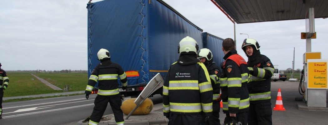 [FOTO'S] Vrachtwagen kantelt tegen Shell N201 Mijdrecht