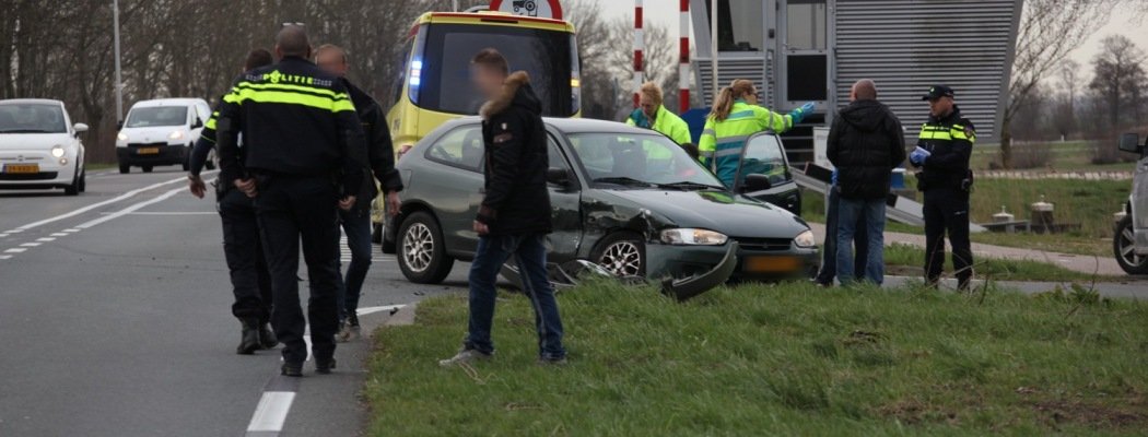 [FOTO'S] Ongeluk N212 bij kruising Geerkade Wilnis