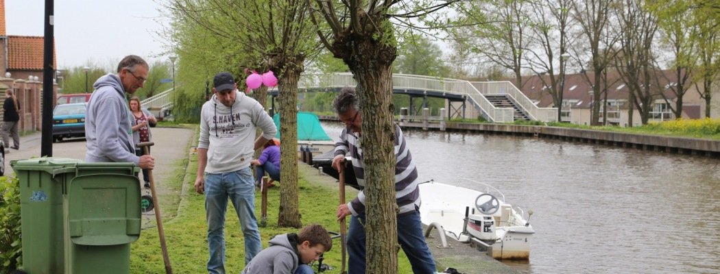 Vorig jaar zijn buurtgenoten in Wilnis gestart met een initiatief dat dit jaar een vervolg krijgt in een nieuwe gouden actie met een picknickbank langs de vaart.