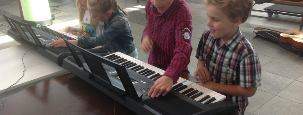 Leerlingen van de muziekles van Cultuurpunt Aalsmeer geven hun allereerste optreden