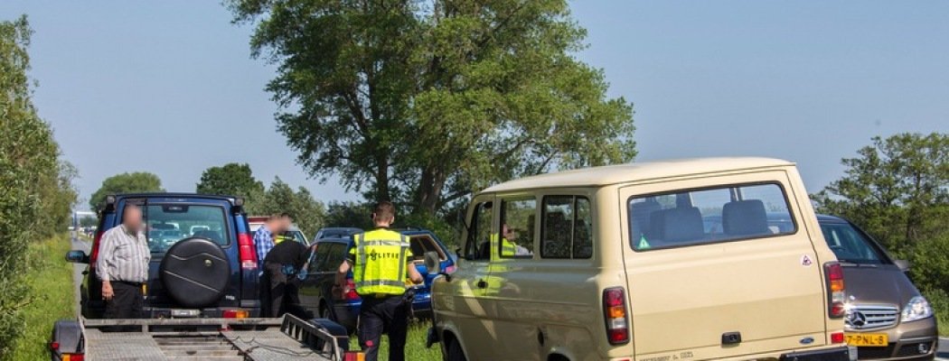 Auto verliest achterruit na botsing Vinkeveen