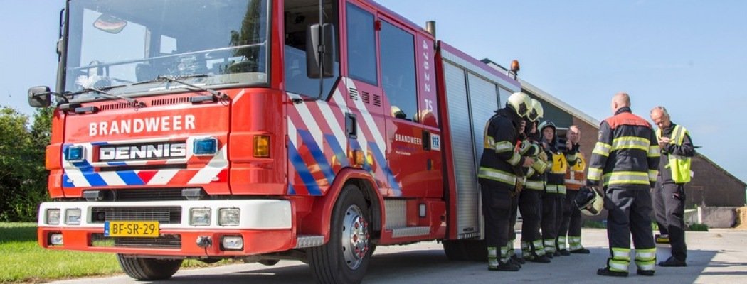 Brandweerkorpsen uit hele land naar Vinkeveen om bootbrand