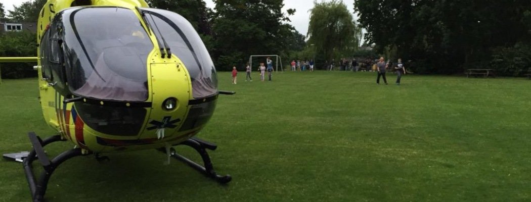 [FOTO'S] Traumahelikopter landt op voetbalveld in Mijdrecht
