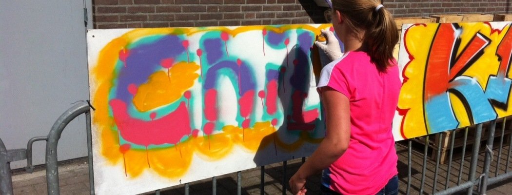 Leerlingen spuiten hun eigen graffiti kunstwerk bij N201