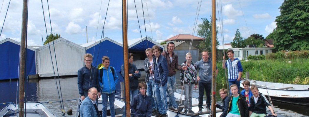 Wethouder Jop Kluis bedankt Scouting Tiflo Aalsmeer voor hulp