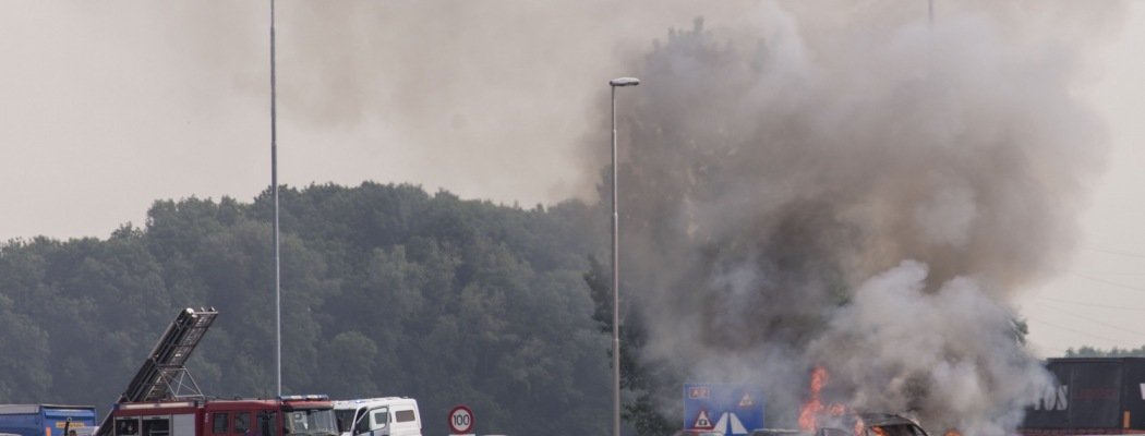 [FOTO'S & VIDEO] A2 dicht door autobrand tussen Vinkeveen en Breukelen