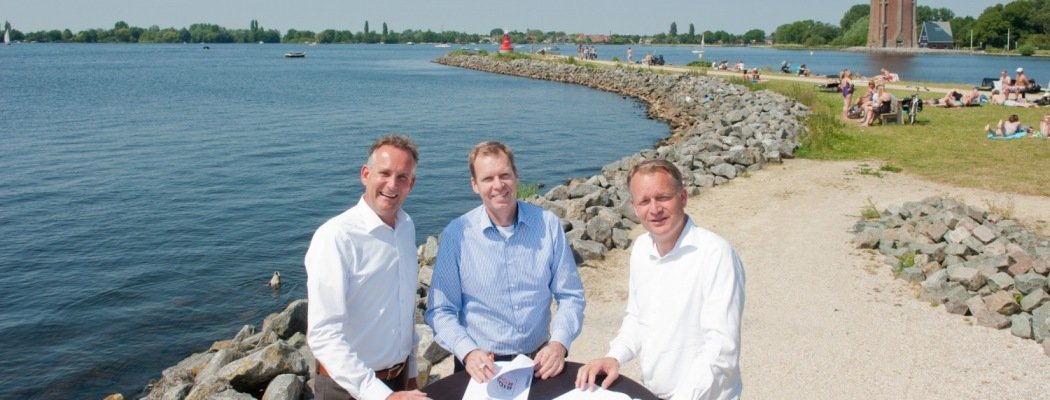 (van links naar rechts) Ron Leegwater, communicatie Rabobank, Mart Pfeiffer, directievoorzitter Rabobank en Erik Romeijn van Ride for the Roses tekenen het sponsorcontract midden in Aalsmeer