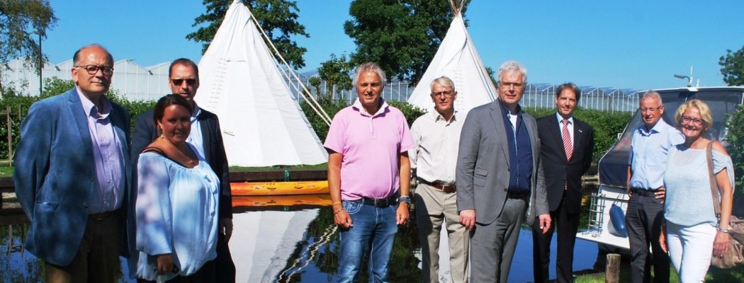 Het College van B&W van gemeente Aalsmeer en Erik, Paula en Wendy Verbeek van Rekreatiepark Aalsmeer met op de achtergrond de ‘Tipi’ tenten.
