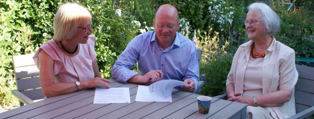 Burgemeester Maarten Divendal ondertekent overeenkomst voor kunstuitleen met Gay Jannette Walen van KuRVe.