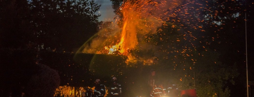 Felle brand op eiland in Vinkeveen