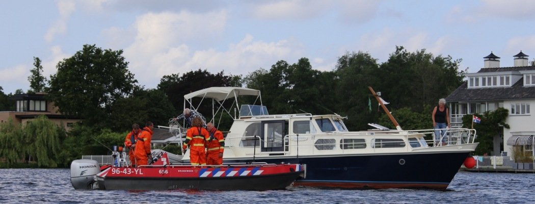 [FOTO'S] Boot vastgelopen op ondergelopen eilanden Vinkeveense Plassen