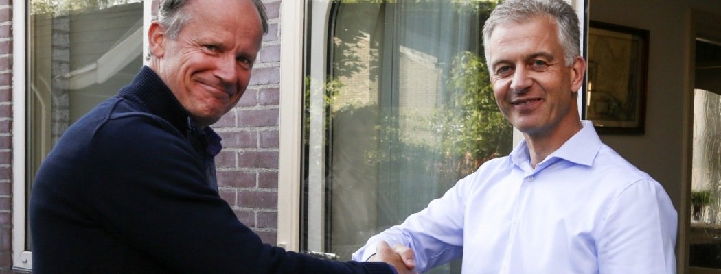 Foto's: Michael Hartwigsen     De overdracht tussen scheidend voorzitter Bert Wever (links) en zijn opvolger André Gruppen