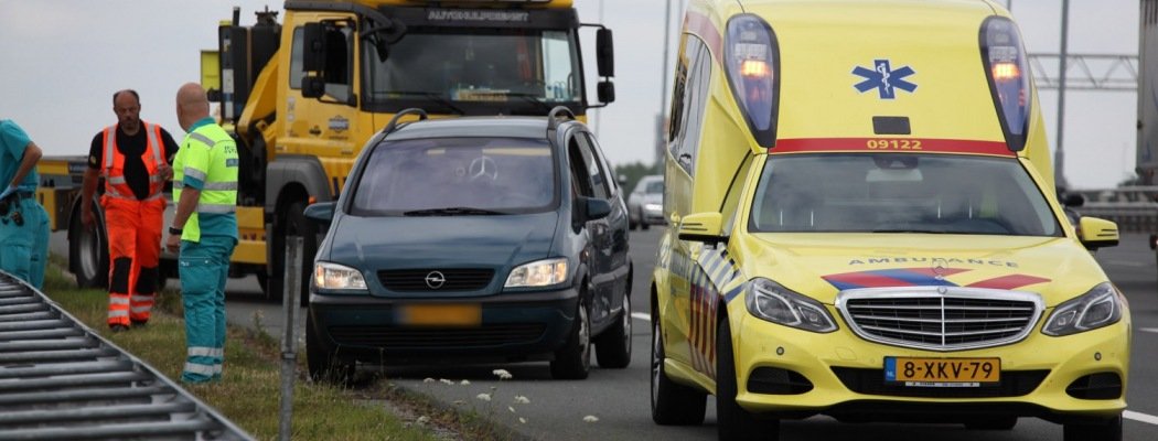 [FOTO'S] Ongeluk met vrachtwagen en auto op A2 bij Abcoude