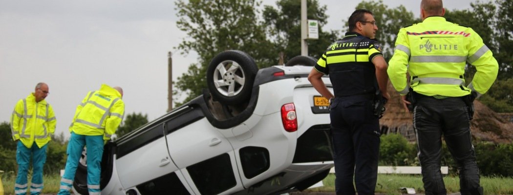 [FOTO'S & VIDEO] Auto op zijn kop na aanrijding met ambulance