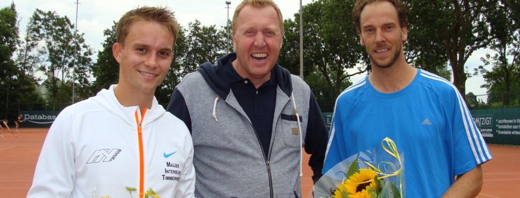 Links Yoeri Mayer, winnaar finale heren enkel 2 en rechts Steffan Kokkelink tweede. Midden Toine Linders, toernooi directeur.