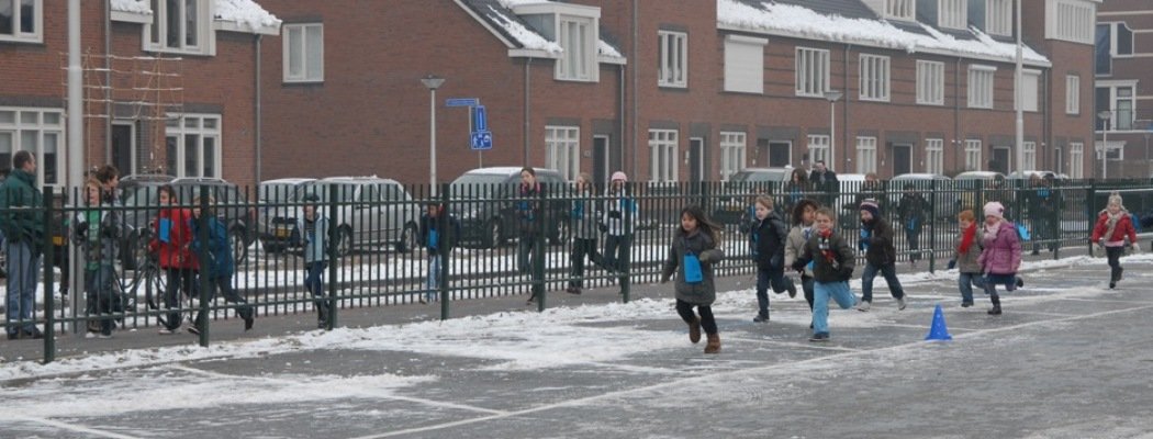 OBS Kudelstaart houdt regelmatig sponsorlopen voor goede doelen. Sneeuw of regen, niets houdt ze tegen (foto 2010)