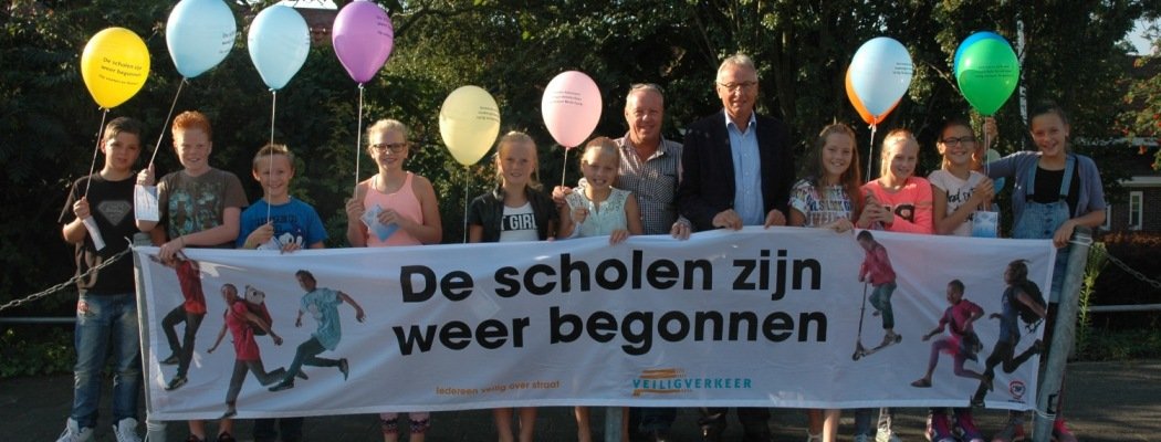 Leerlingen van de Jozefschool, Wethouder Verkeer Ad Verburg en Cor Maas, Adviseur verkeerseducatie