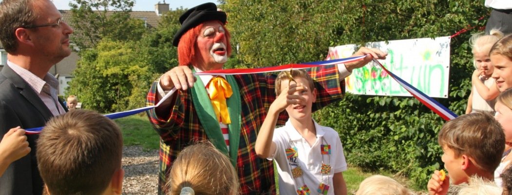 Gertjan van der Hoeven, clown Hokipoki en kinderburgemeester Vince Boom openen de speeltuin aan de Kamerlingh Onnesweg in Kudelstaart.