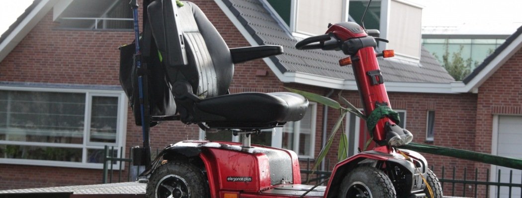 [FOTO'S] Vrouw met scootmobiel te water Oosterlandweg Mijdrecht