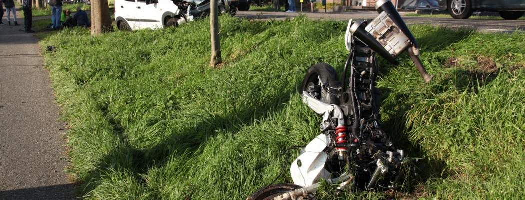 [FOTO'S & VIDEO] Motorrijder ernstig gewond bij frontale aanrijding in Mijdrecht
