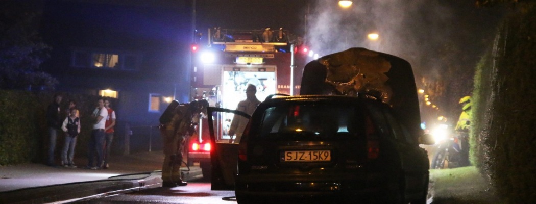 Auto in brand na rammen van betonblok Kudelstaart