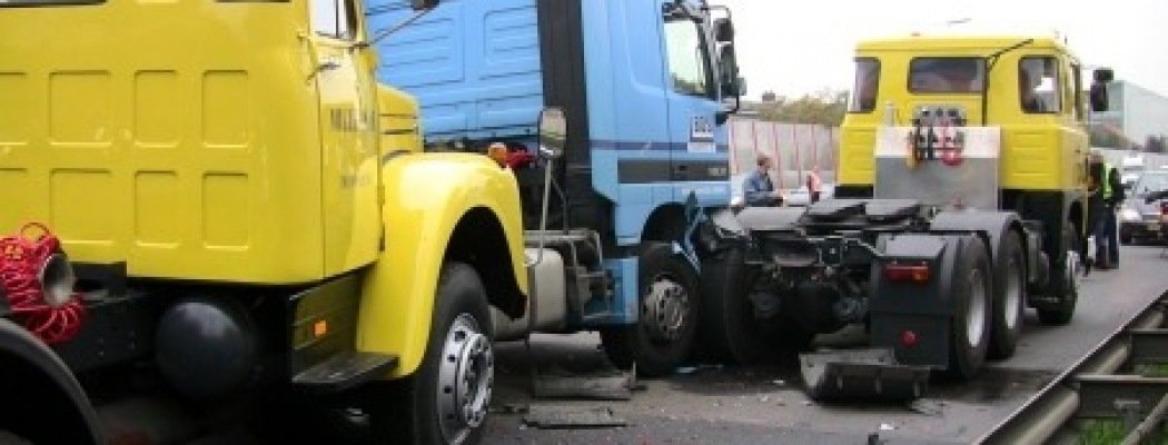 Ongeluk met drie vrachtwagens in Aalsmeer