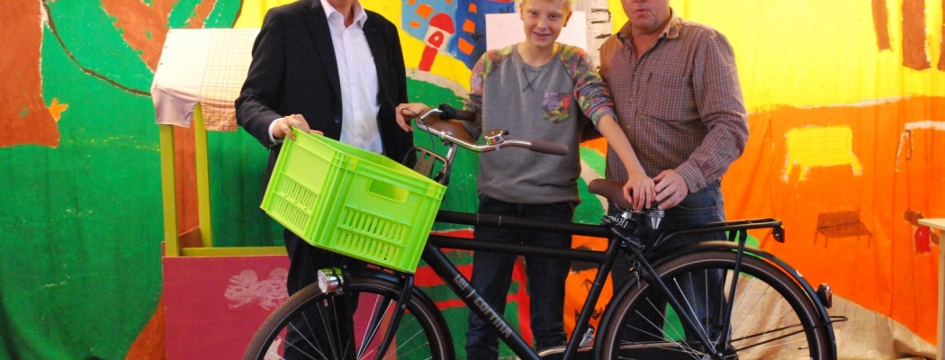 Nils wint fiets met Veilig Verkeer actie Aalsmeer