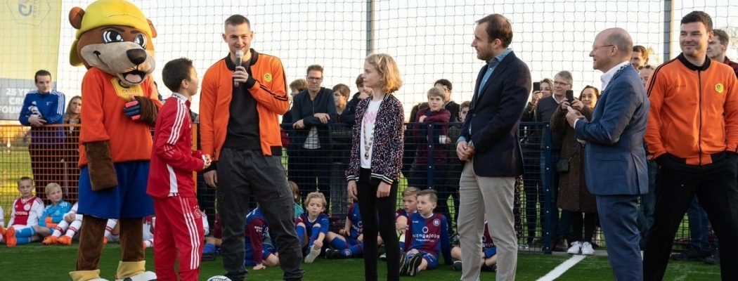 Matthijs de Ligt opent Cruyff Court in Abcoude