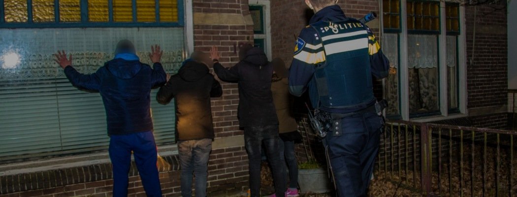 Politie haalt jongeren uit leegstaande woning Vinkeveen