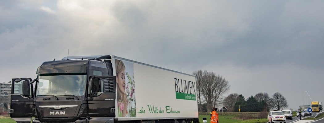 Truck rijdt vangrail langs N201 Uithoorn plat
