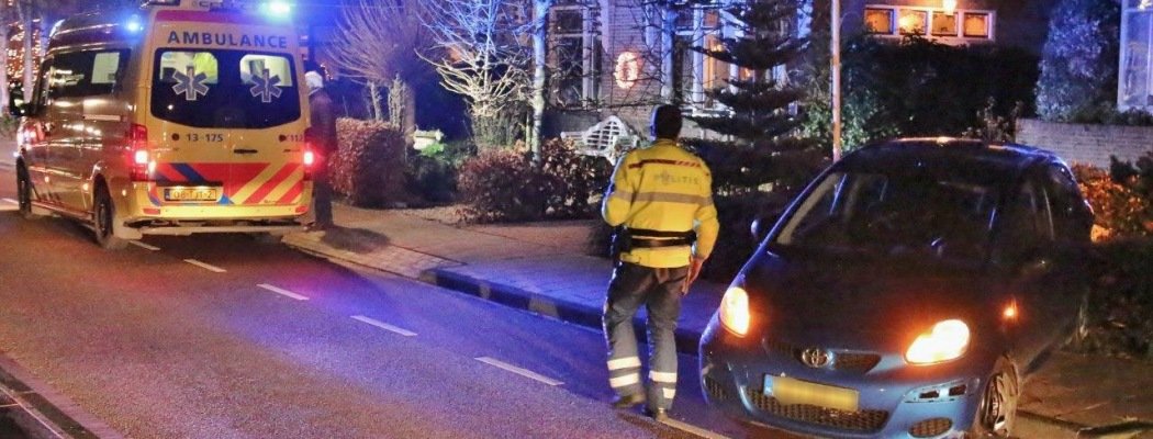 Auto ziet wegafzetting in S-bocht Thamerlaan Uithoorn over het hoofd