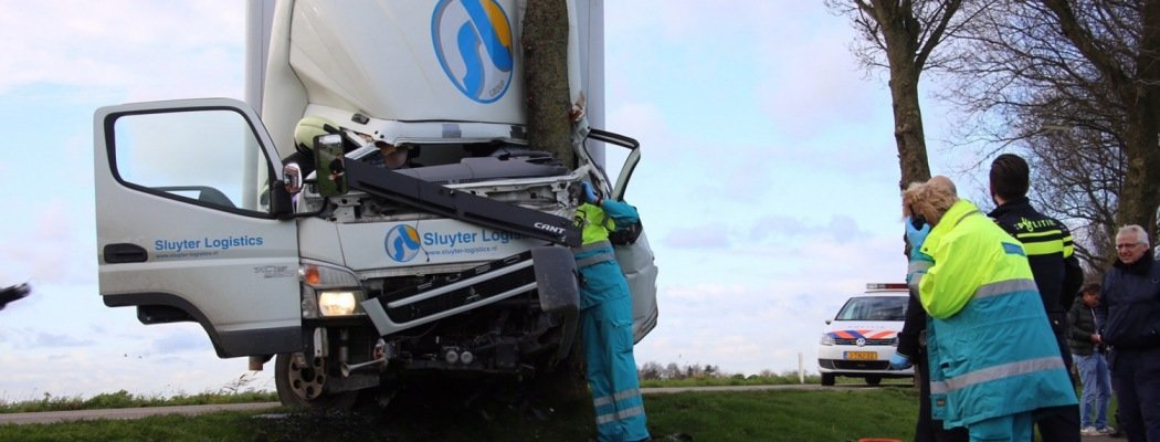 Vrachtwagen rijdt tegen boom op Bovendijk Wilnis