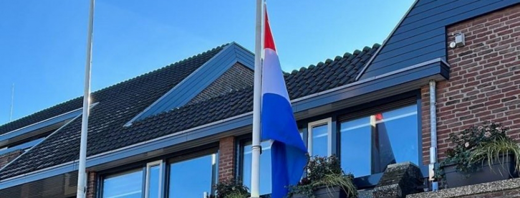 Vlag halfstok bij gemeentehuis De Ronde Venen