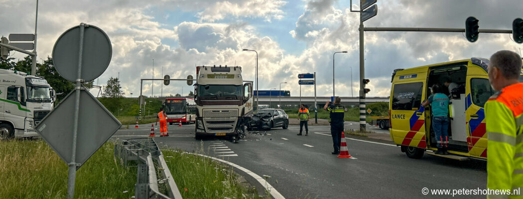 Verkeershinder op N201 door botsing op kruispunt bij Vinkeveen