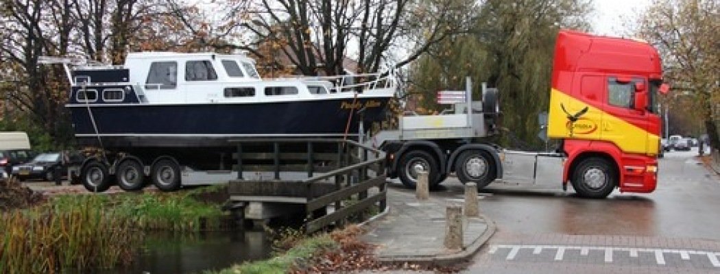 Vrachtwagen met boot vast op Baambrugse Zuwe Vinkeveen