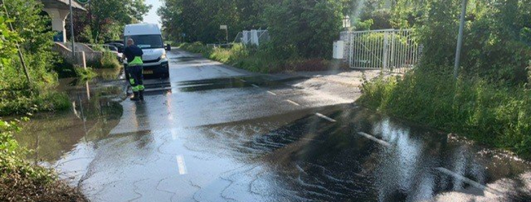 Opnieuw gesprongen waterleiding in Vinkeveen: weg dicht