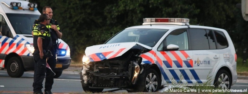 Politieauto botst onderweg naar melding Aalsmeer