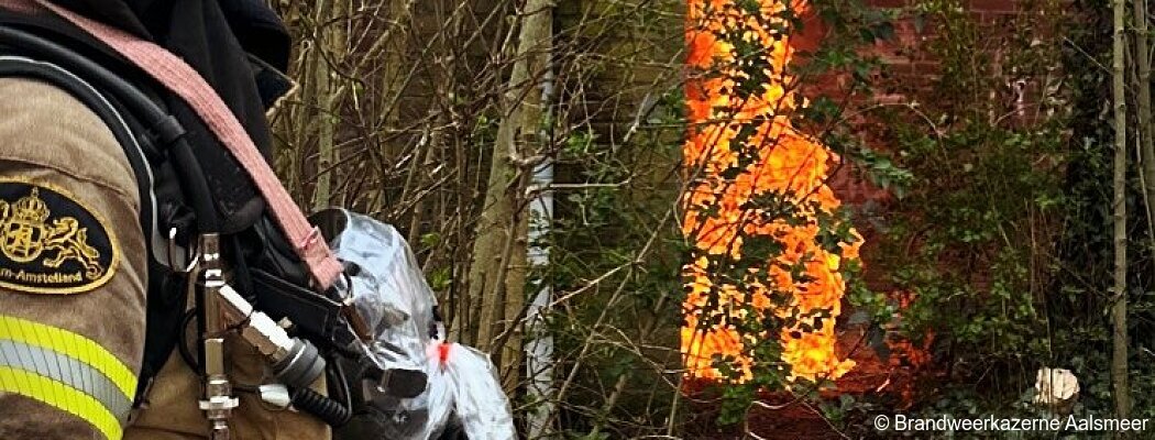 Brandweer blust brommer in Aalsmeer