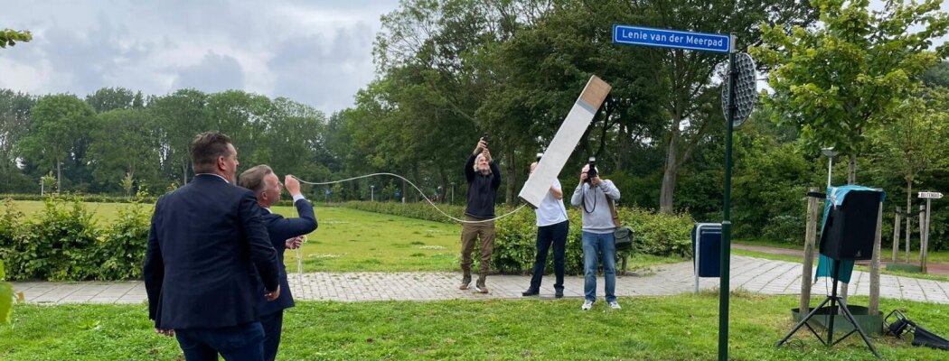 Burgemeester Gido Oude Kotte onthuld Lenie van der Meerpad