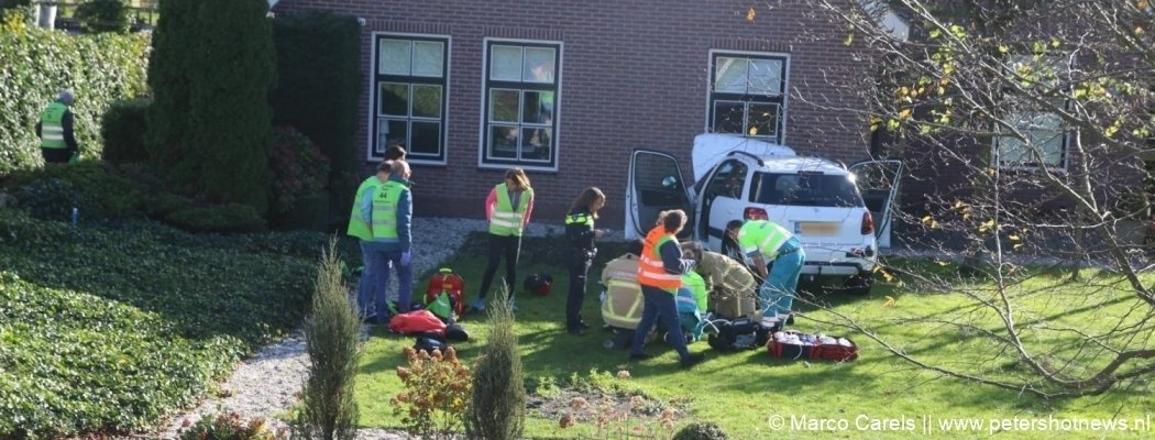 Auto ramt woning in Aalsmeer, twee gewonden