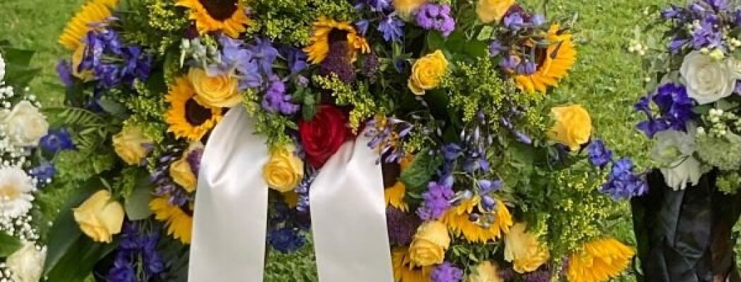 Wethouder Jan Hazen legt krans bij bij het Indië-monument in het Broersepark