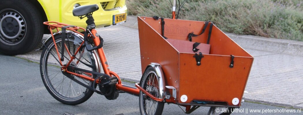 Auto rijdt bakfiets aan in Uithoorn