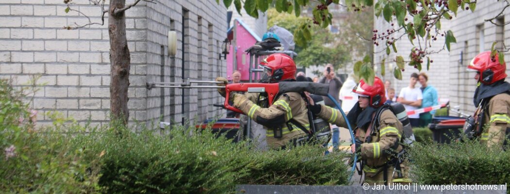 Brandweer blust brand in spouwmuur in Uithoorn