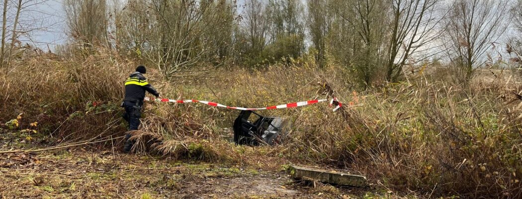 Auto te water langs de A2