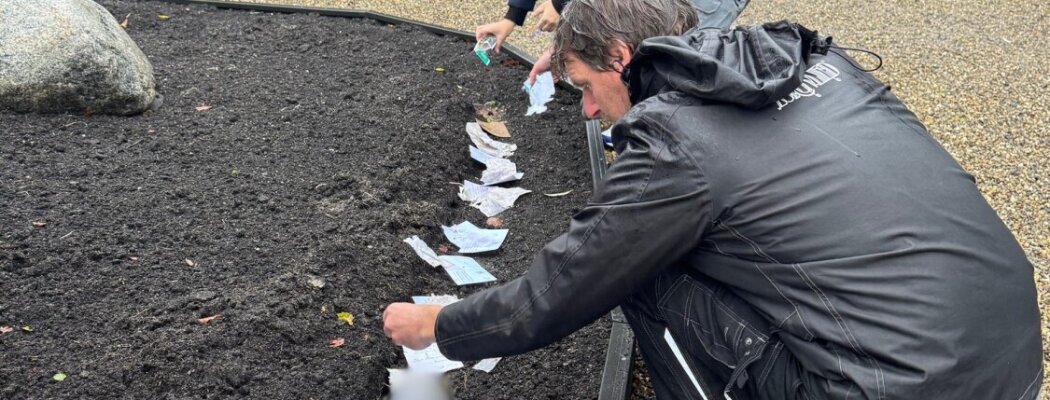 De Brievenbus voor 'Hemelpost' op begraafplaats Aalsmeer is geleegd