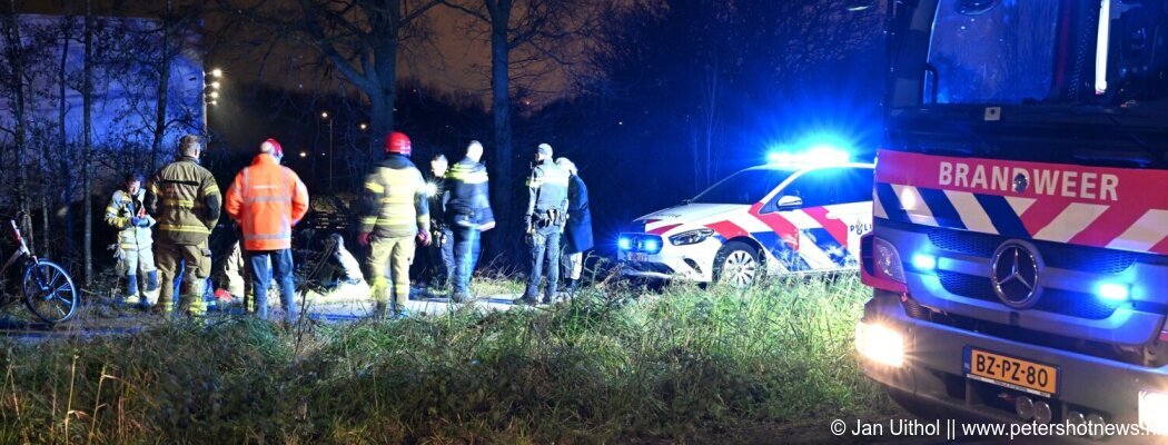 Hulpdiensten in actie voor te water geraakt persoon Aalsmeer