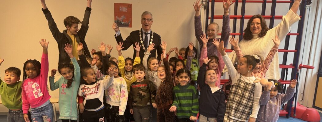 Burgemeester Heiliegers leest voor op basisscholen