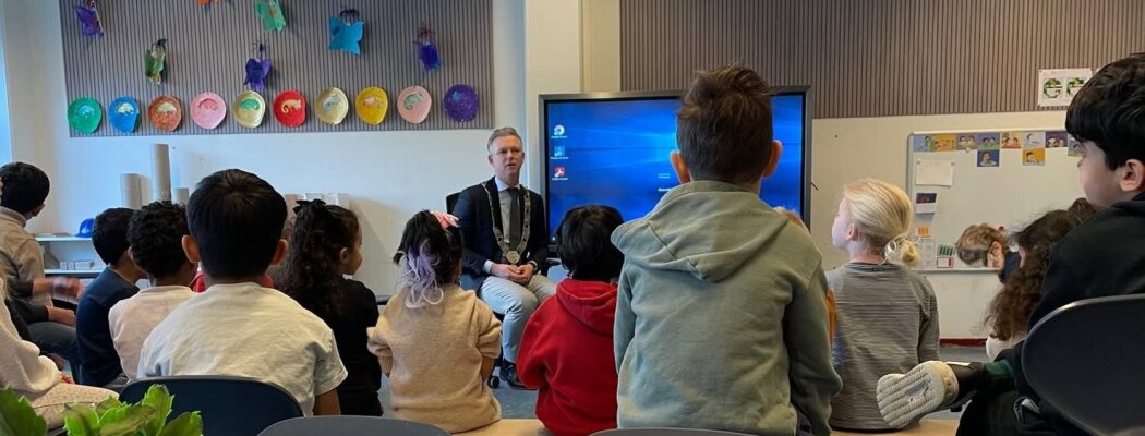 Burgemeester opent schoolbibliotheek OBS Kudelstaart