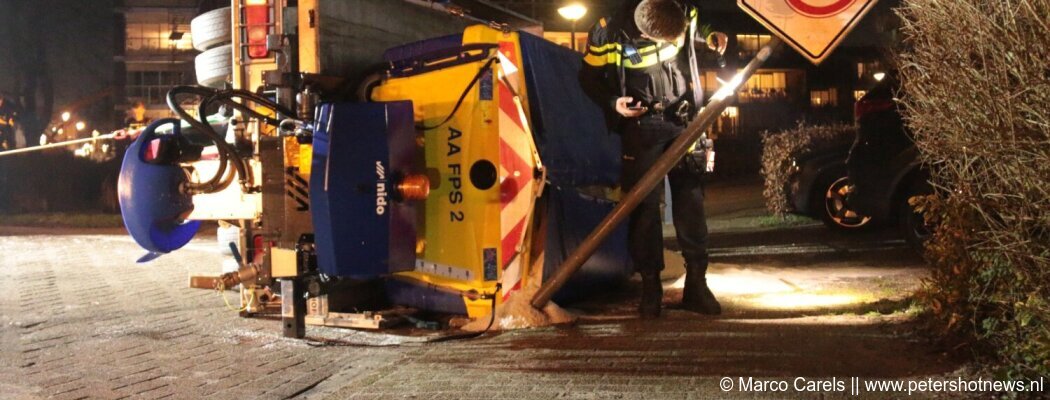 Strooiwagen kantelt op Stommeerkade in Aalsmeer