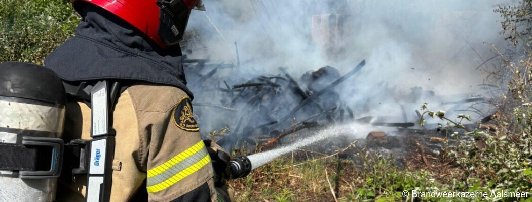 Buitenbrand in bossages aan de Mendelstraat in Aalsmeer